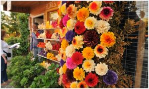 Artesanía de flores en madera